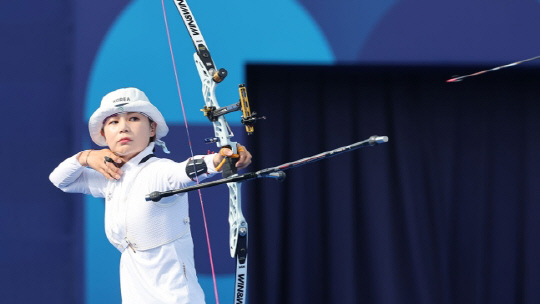 프랑스 파리 레쟁발리드에서 열린 2024 파리올림픽 양궁 여자 개인전 독일의 샤를리네 슈바르츠와의 32강 경기에서 전훈영이 과녁을 조준하고 있다. <연합뉴스>